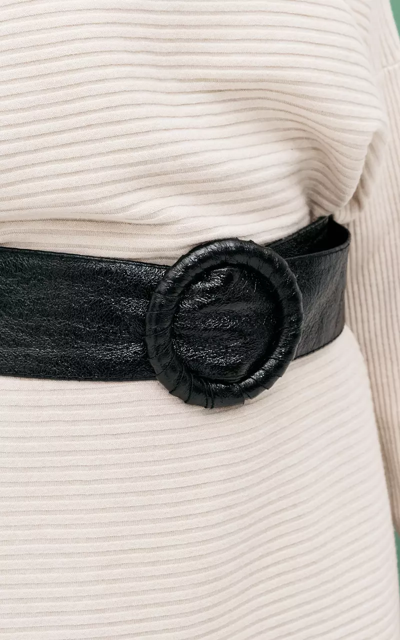 Metallic look belt with round clasp Black