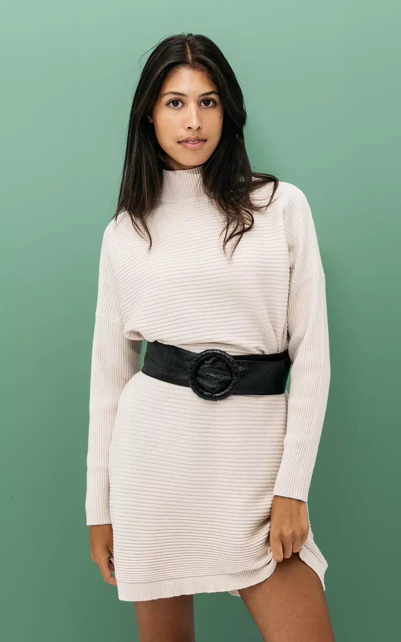 Metallic look belt with round clasp Black