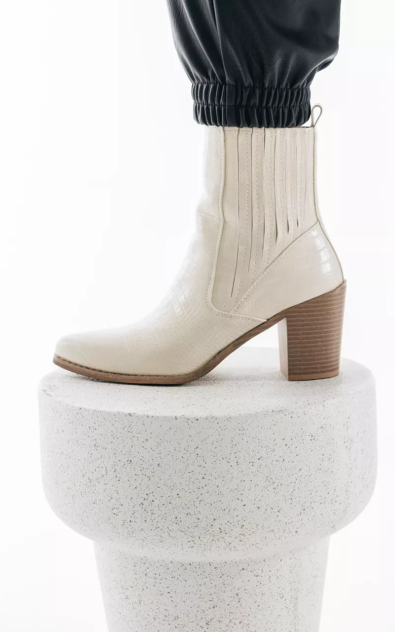 Ankle boots with pointed noses Cream
