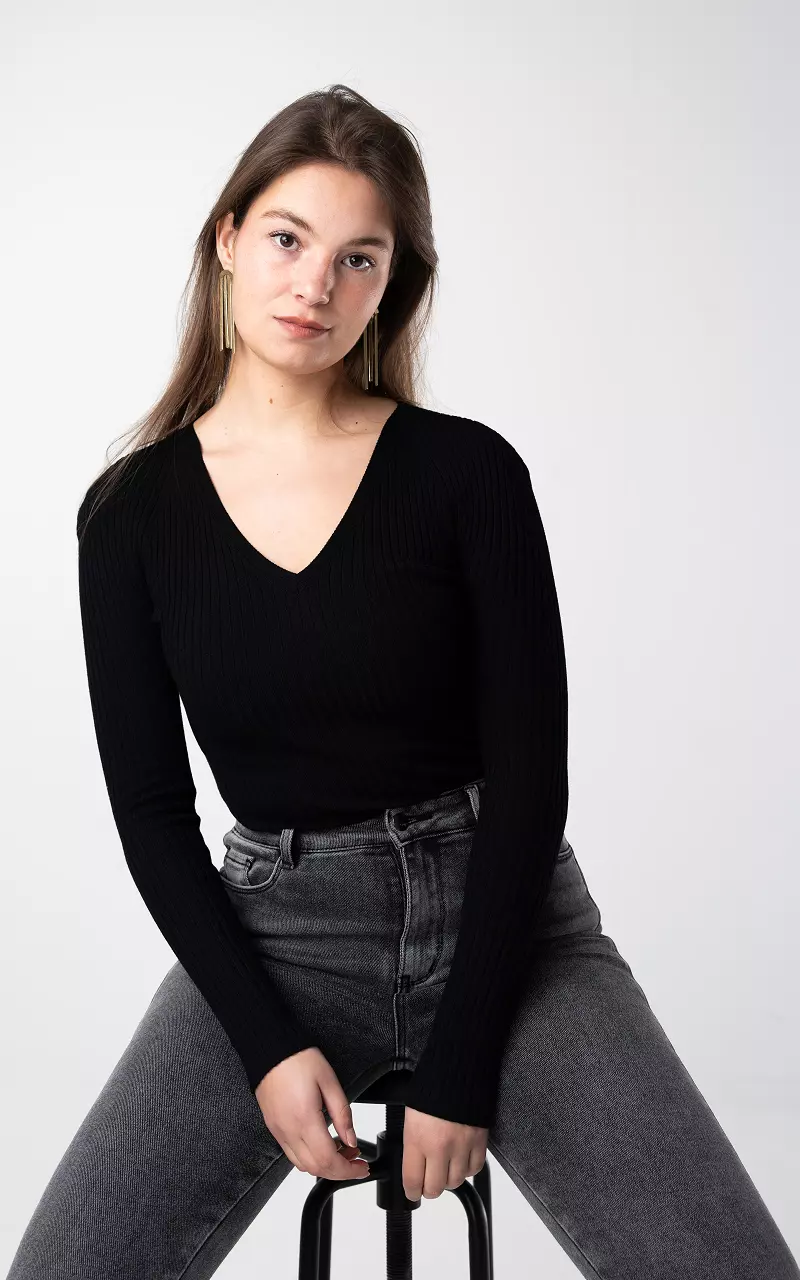 Cropped top with v-neck Black