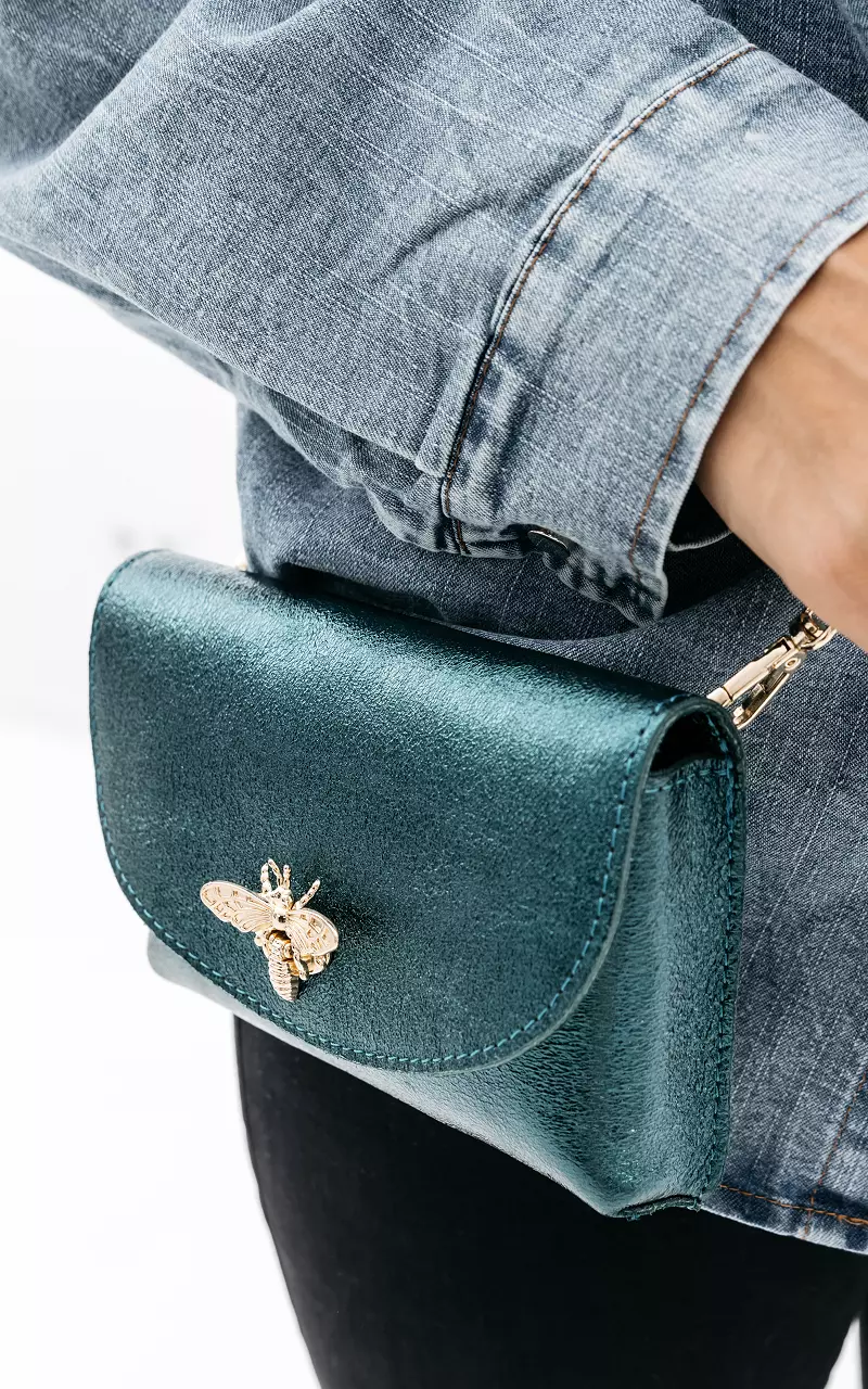 Tasche im Metallic-Look mit goldfarbenen Details Blau