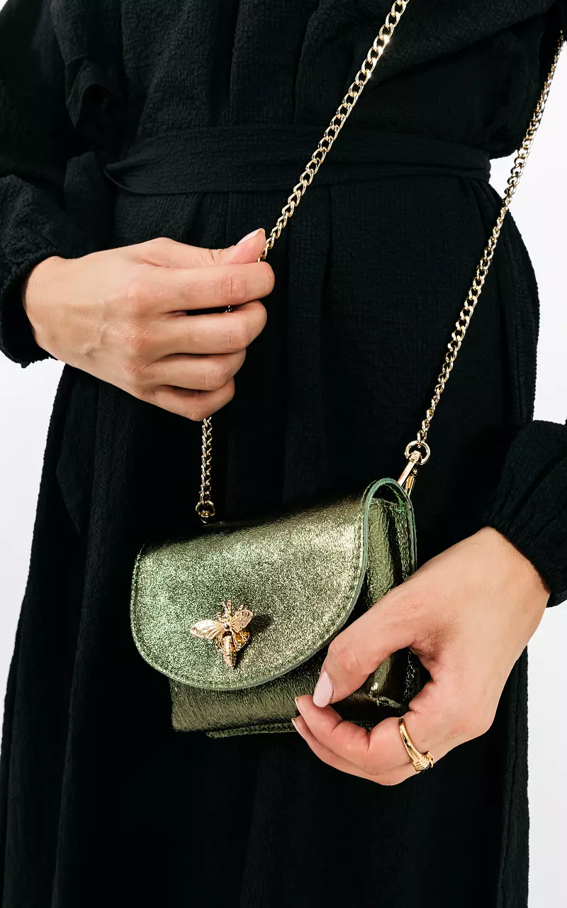 Tasche im Metallic-Look mit goldfarbenen Details Grün