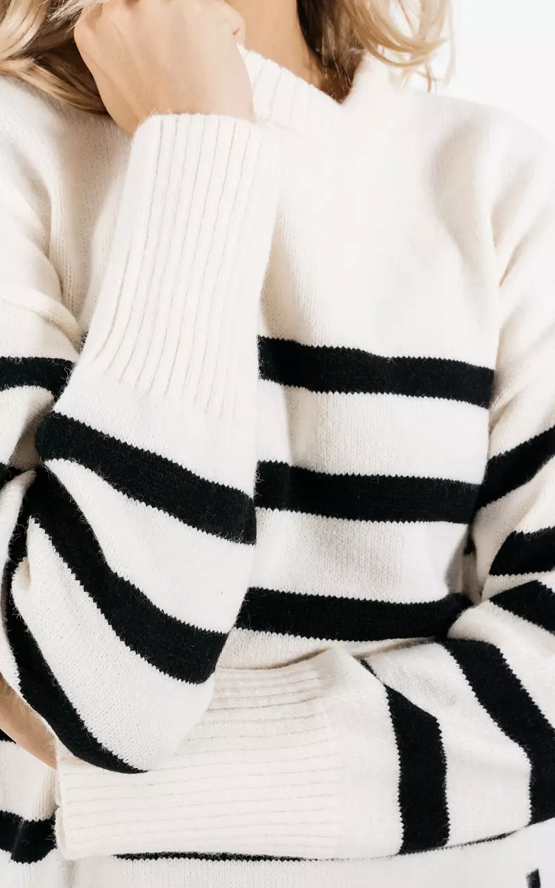 Round neck sweater with stripes White Black