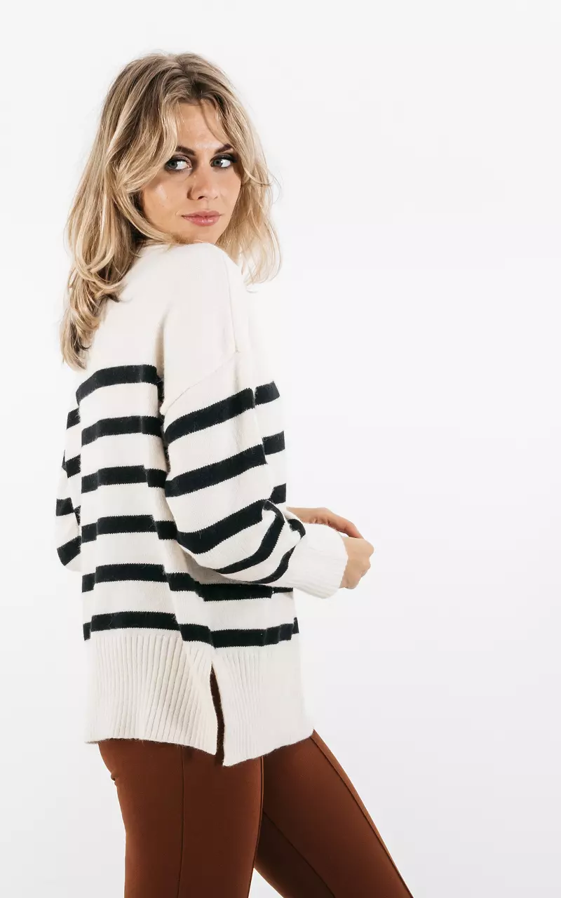 Round neck sweater with stripes White Black