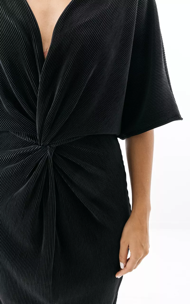 Plissé Kleid mit V-Ausschnitt Schwarz