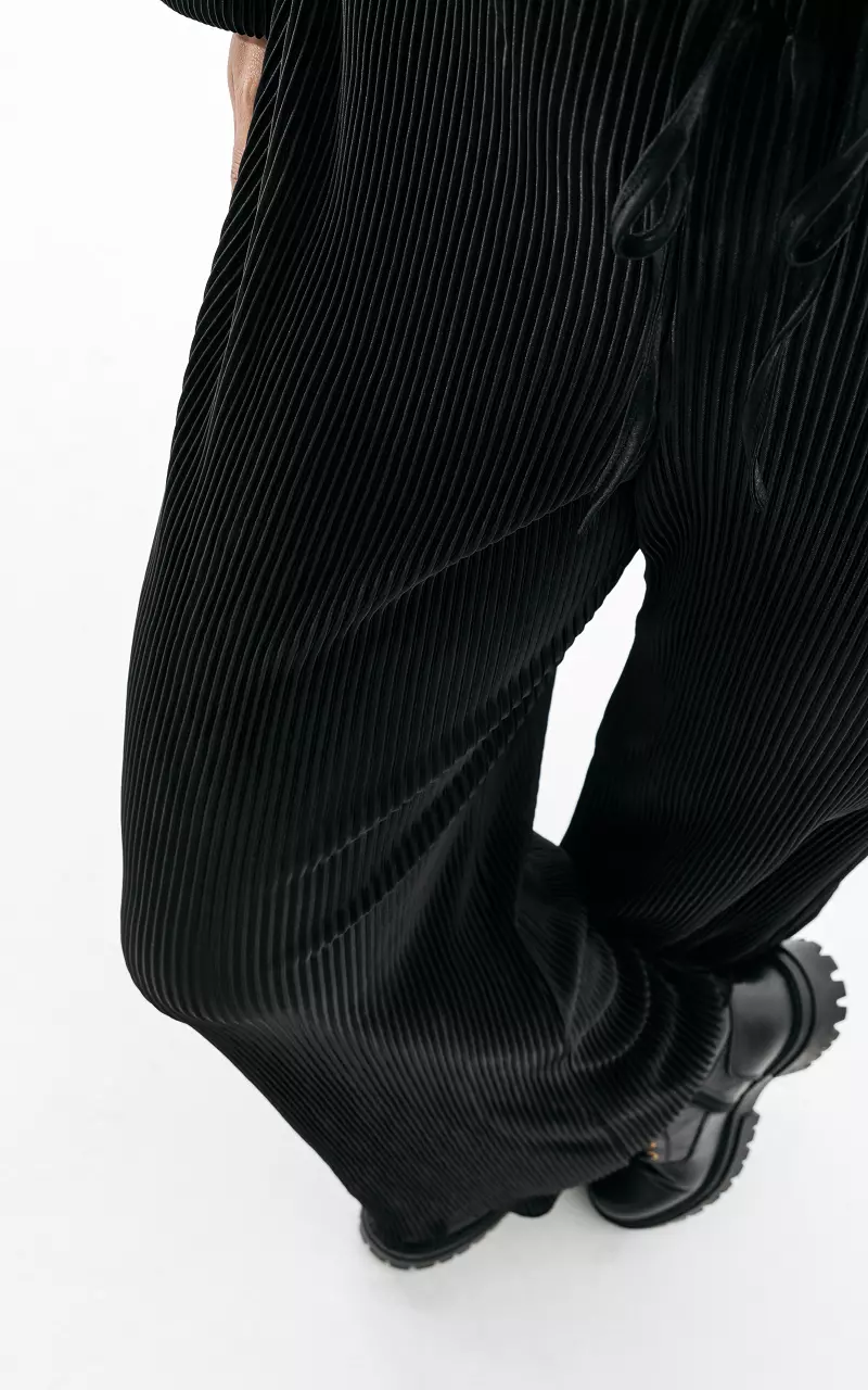 Satin-look pleated pants Black