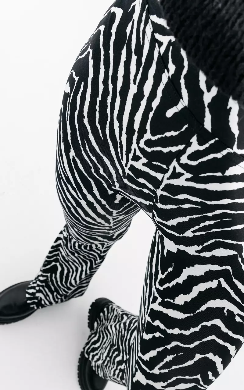 Ausgestellte Hose mit Zebra Muster Schwarz Weiß