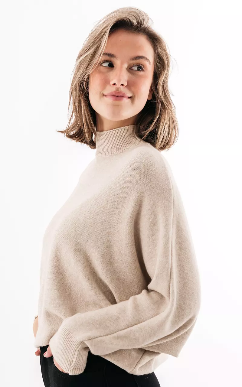 Turtleneck sweater with bat sleeves - Beige | Guts & Gusto