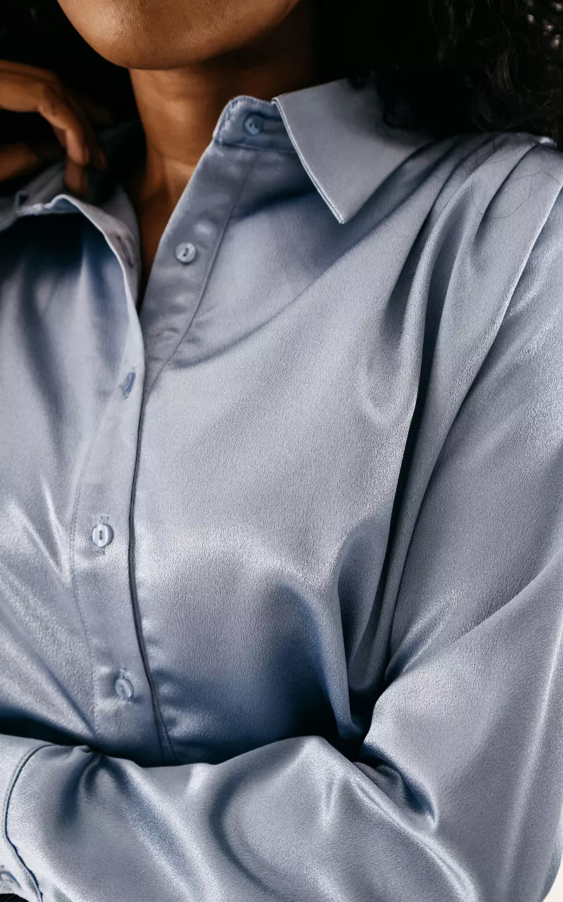 Satin blouse met schoudervulling Lichtblauw