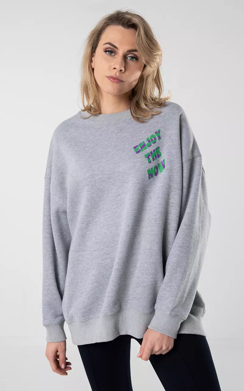 Oversized Pullover mit Text "ENJOY THE NOW" Grau