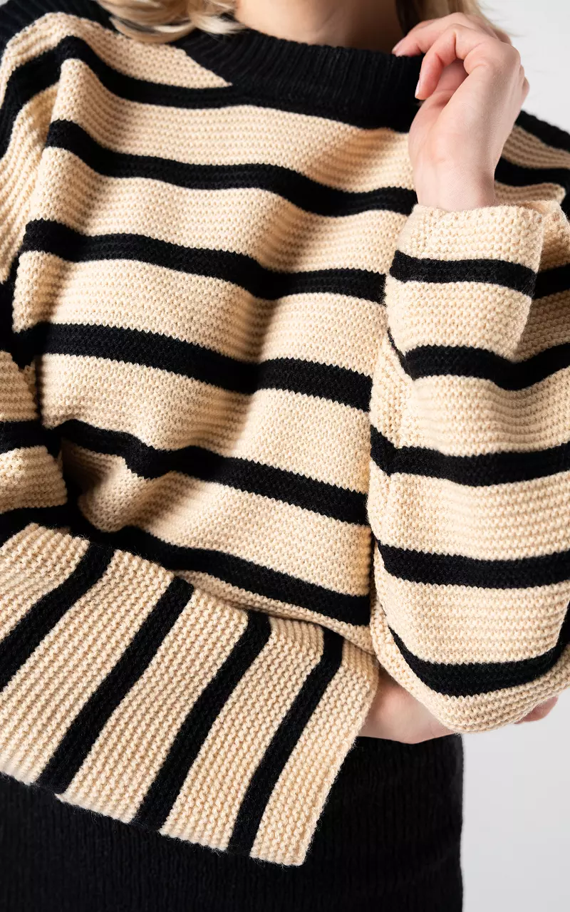 Long sweater with round neck Beige Black