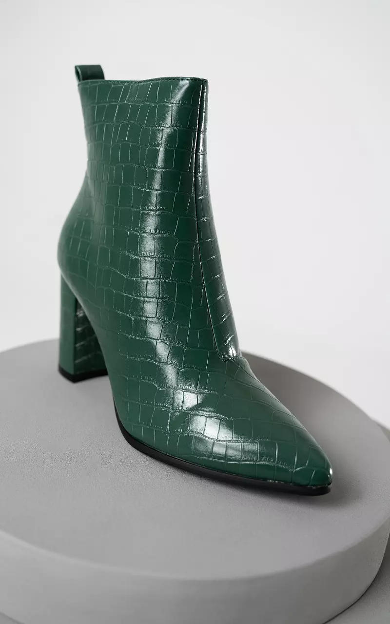 Pointed boots with crocodile print Green