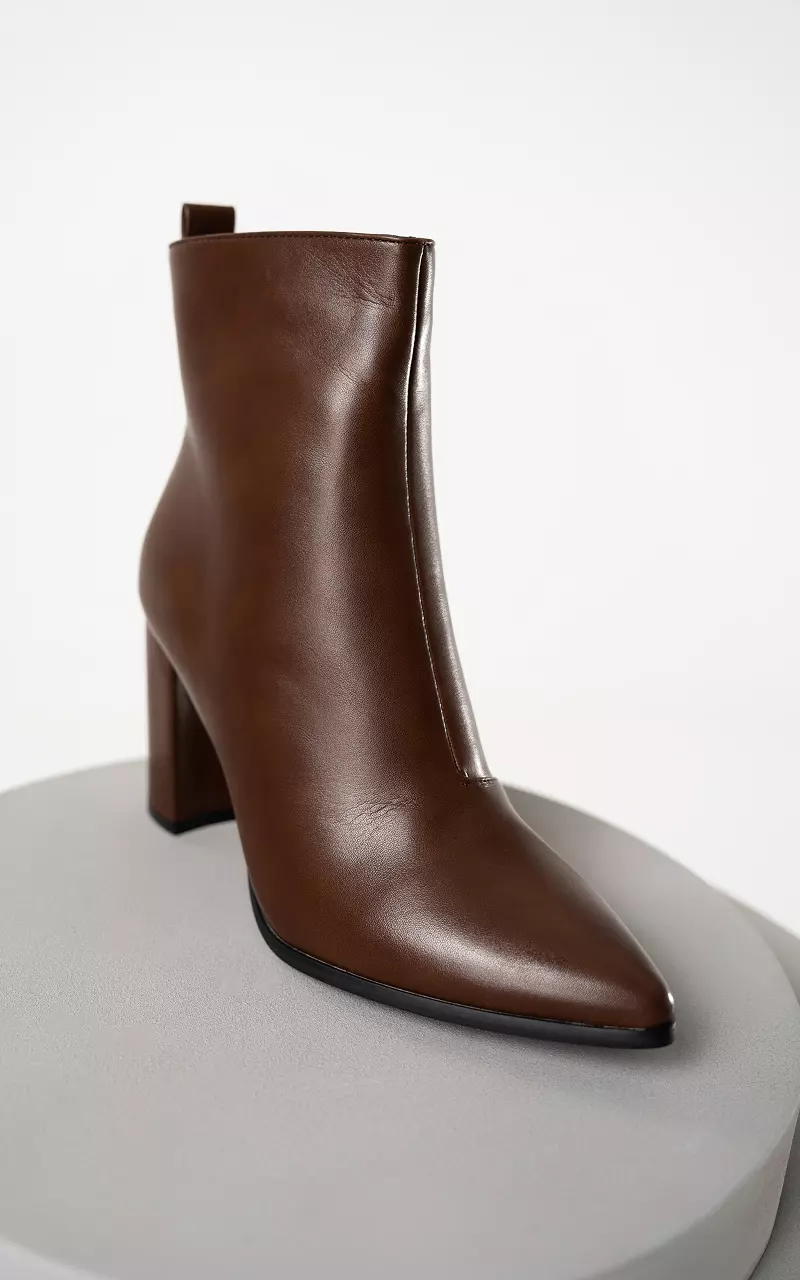 Ankle boots with pointed noses Brown