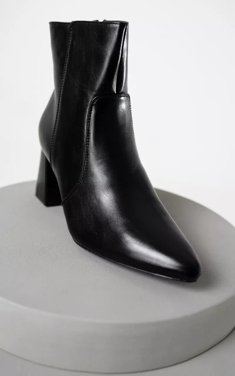 Boots with block heel Black
