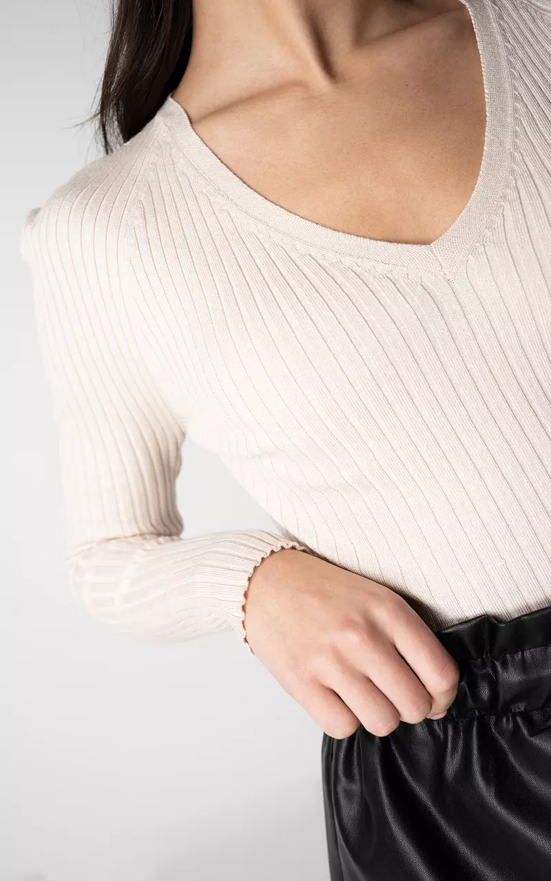 Ribbed top with v-neck Beige
