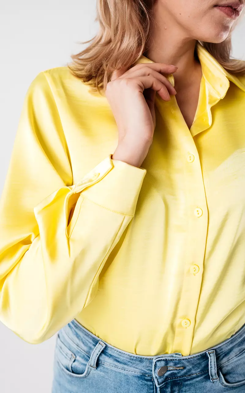 Satin-look blouse met knoopjes Geel