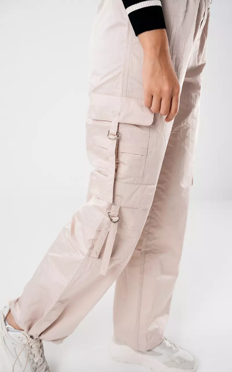 Parachute broek met zilverkleurige details Beige