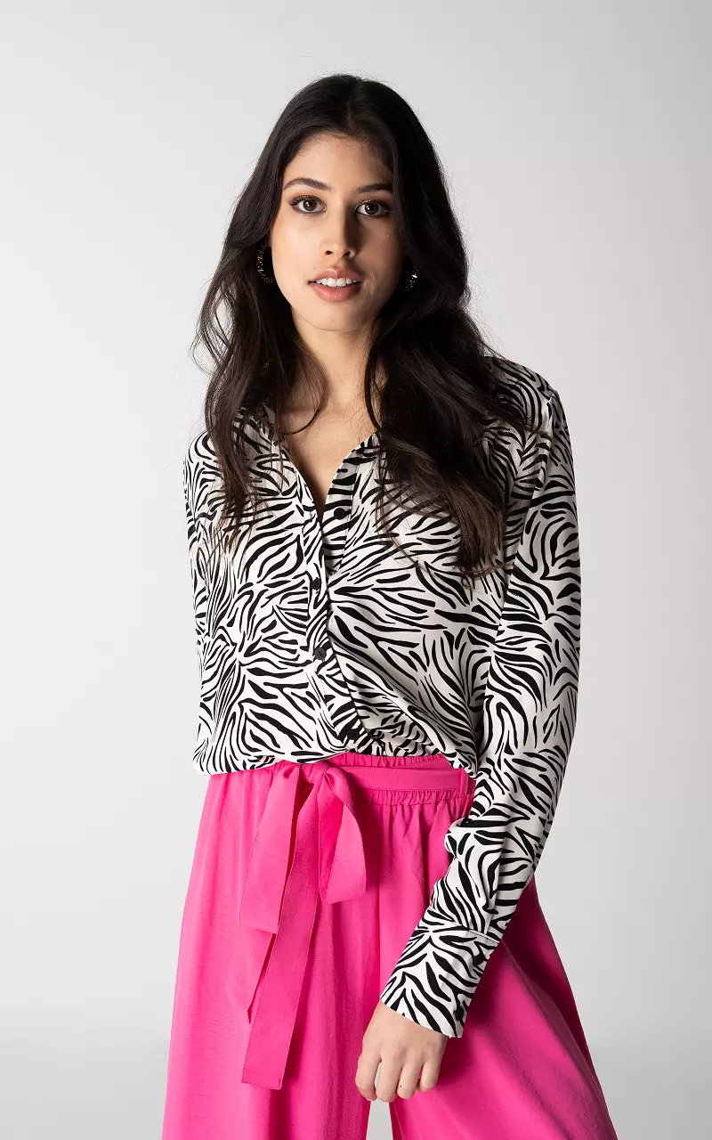 Bluse mit Knopfleiste und Zebra Muster Schwarz Weiß