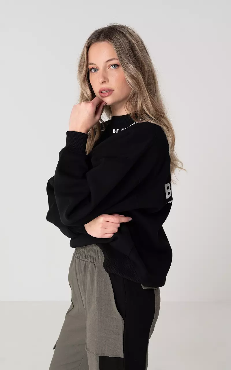Pullover mit Text BE HUMBLE Schwarz