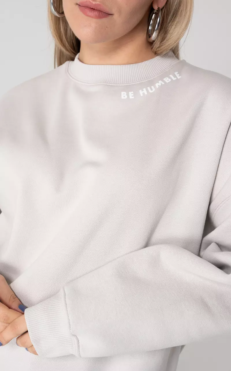 Pullover mit Text BE HUMBLE Grau