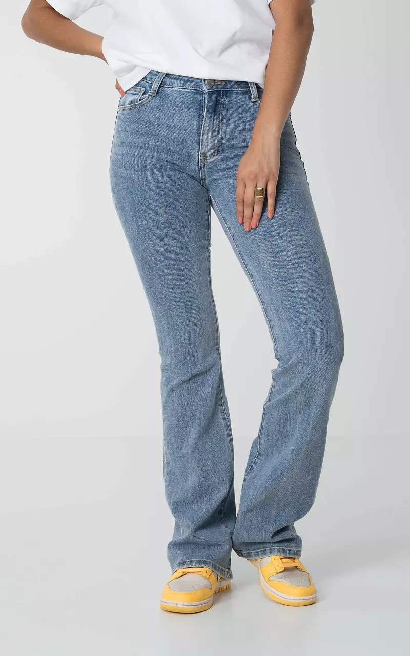 Mid Waist Jeans mit ausgestelltem Bein Hellblau
