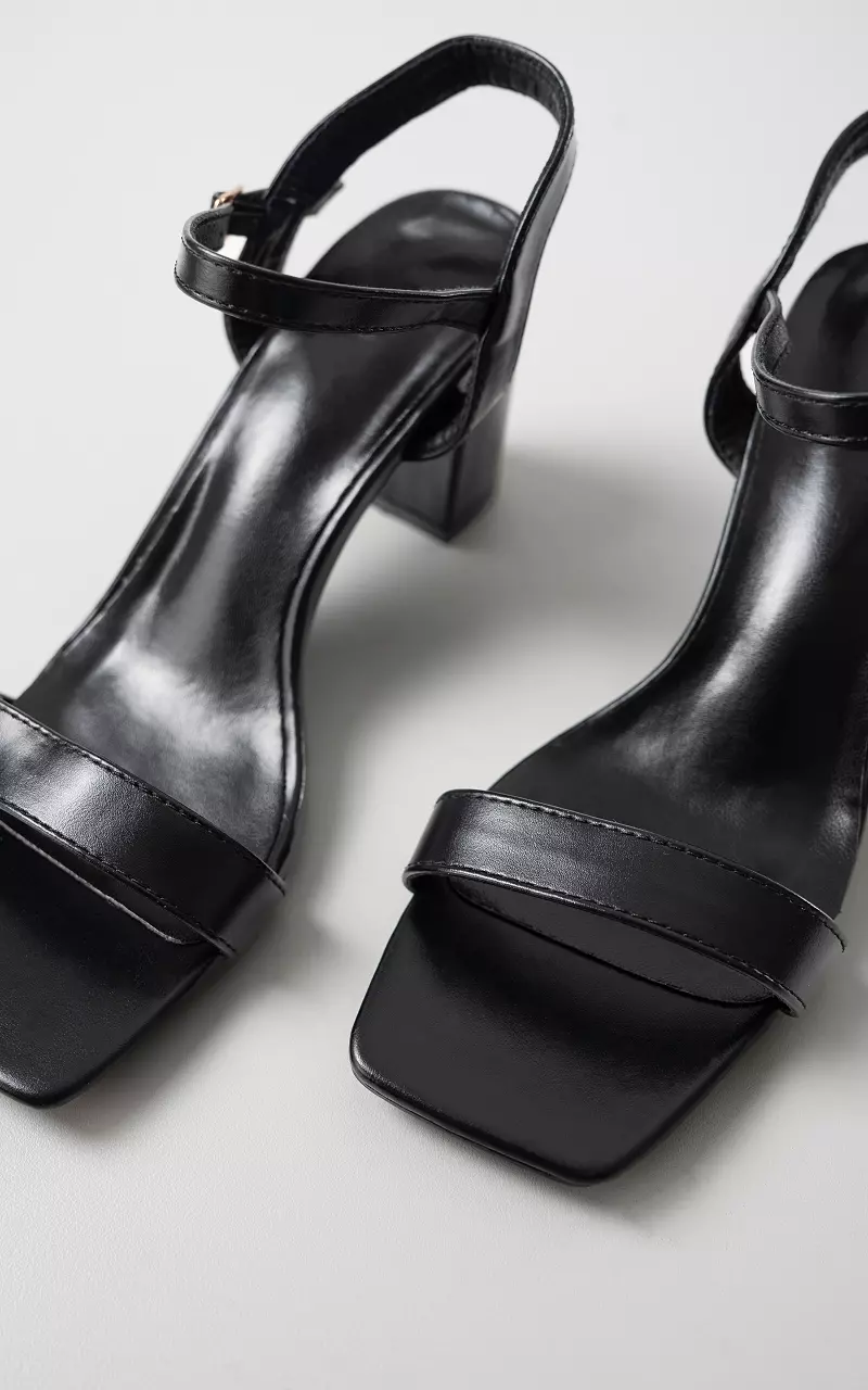 Heels with squared nose Black