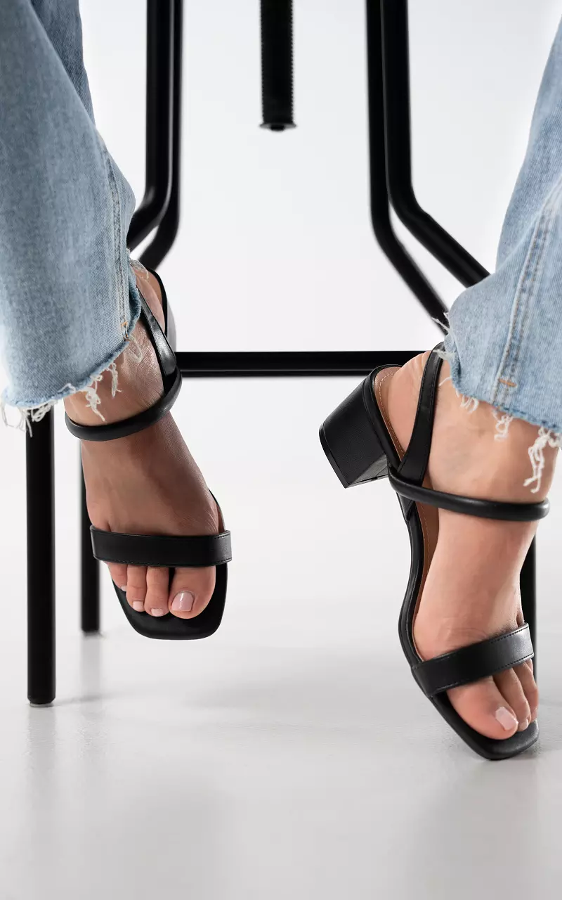 Heels with adjustable ankle strap Black