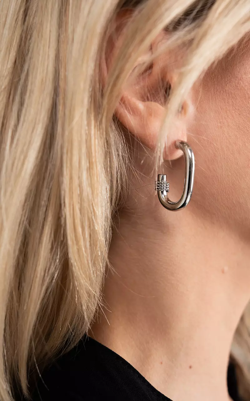 Stainless steel ear pins with detail Silver