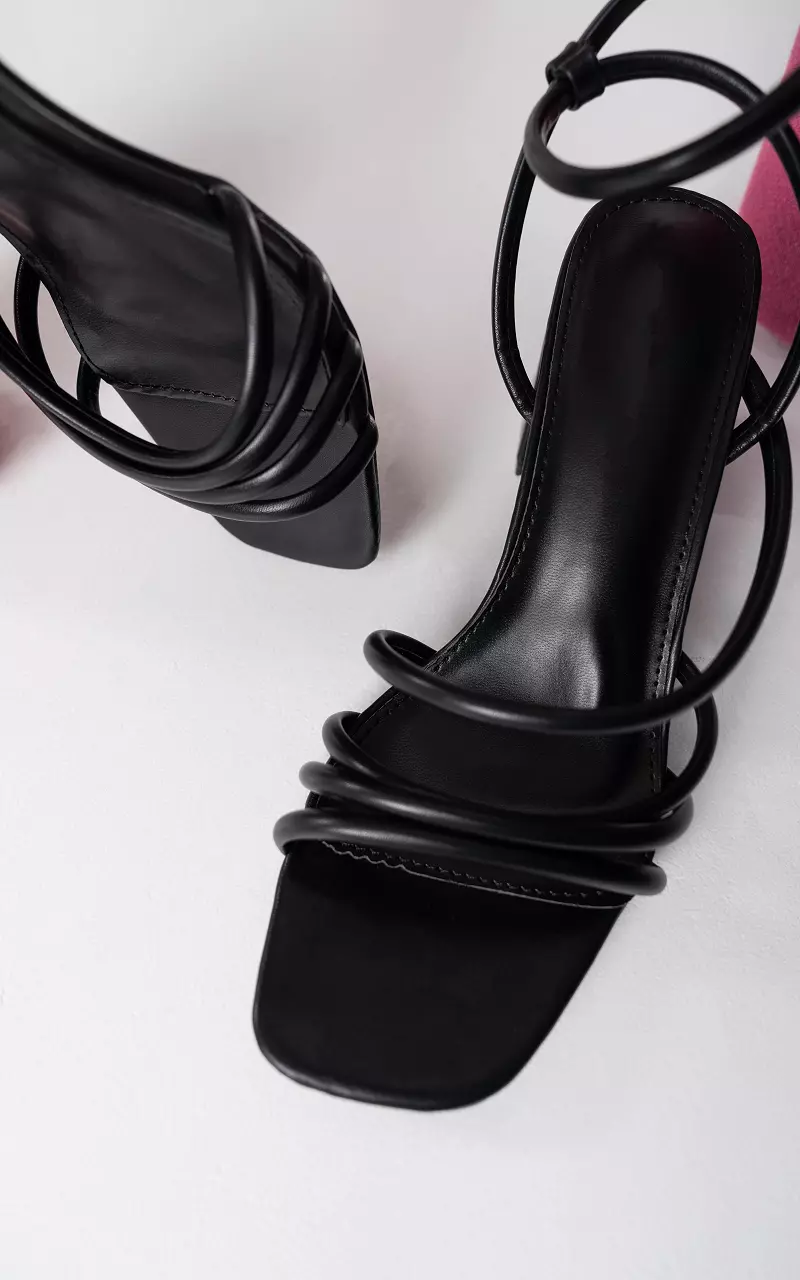 Heels with straps and block heels Black