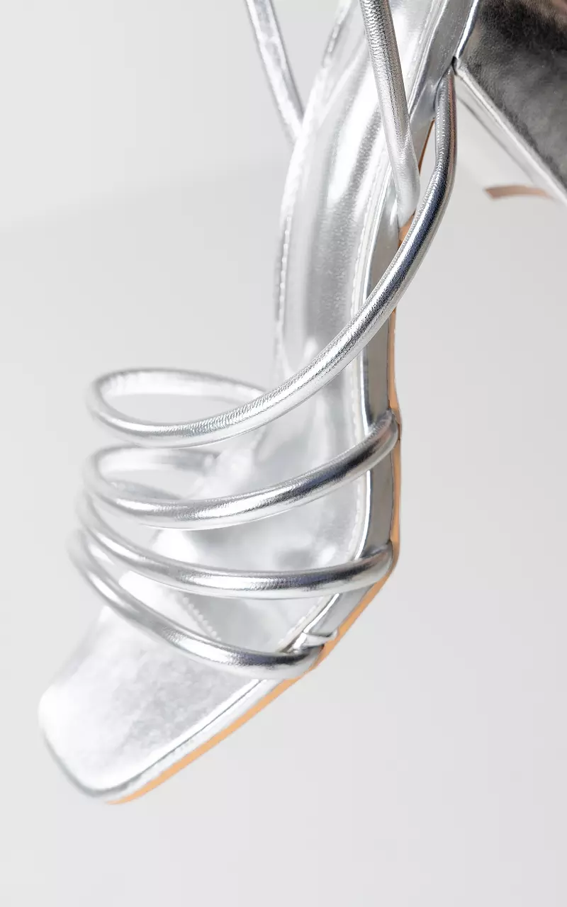 Heels with straps and block heels Silver