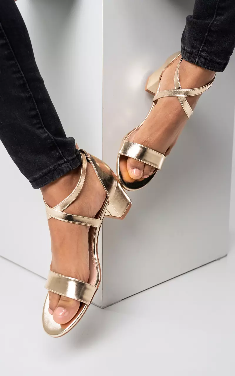 Heels with adjustable strap Gold