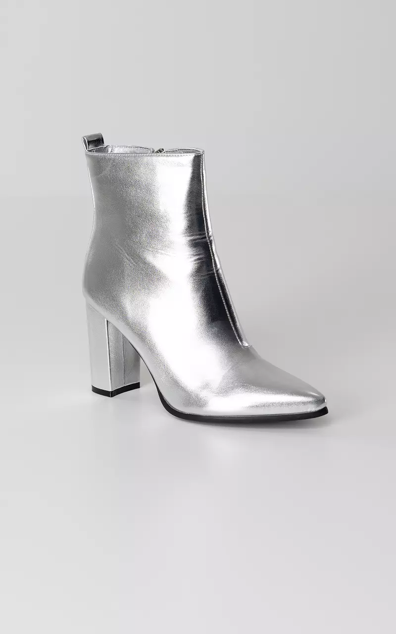 Ankle boots with pointed noses Silver