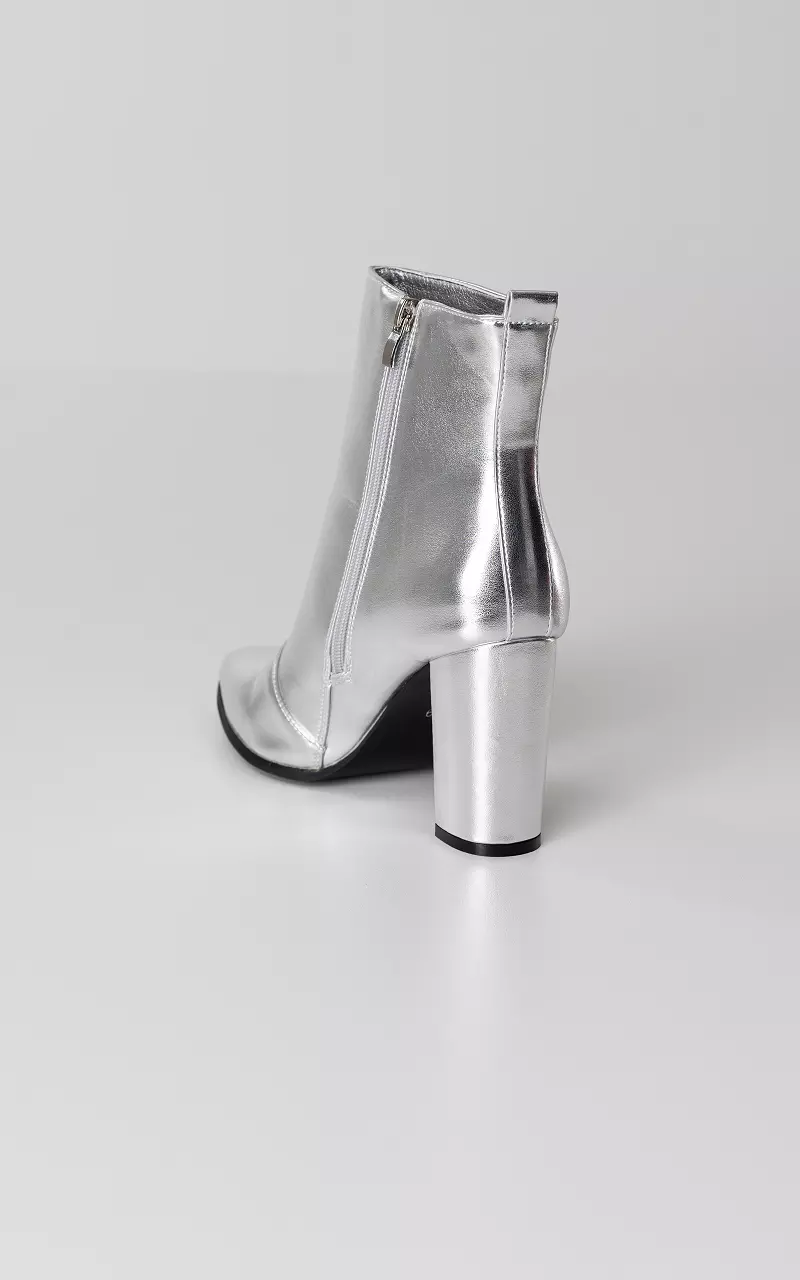 Ankle boots with pointed noses Silver