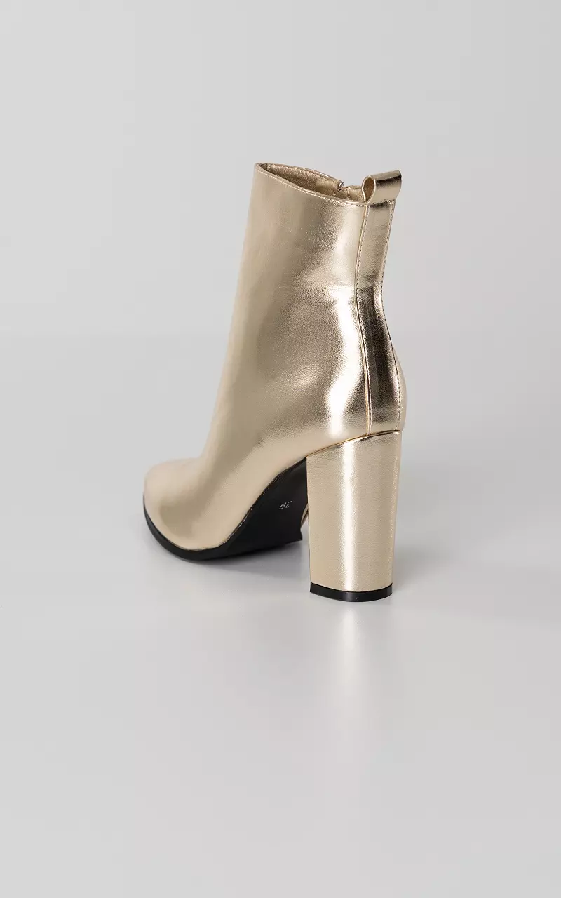 Ankle boots with pointed noses Gold