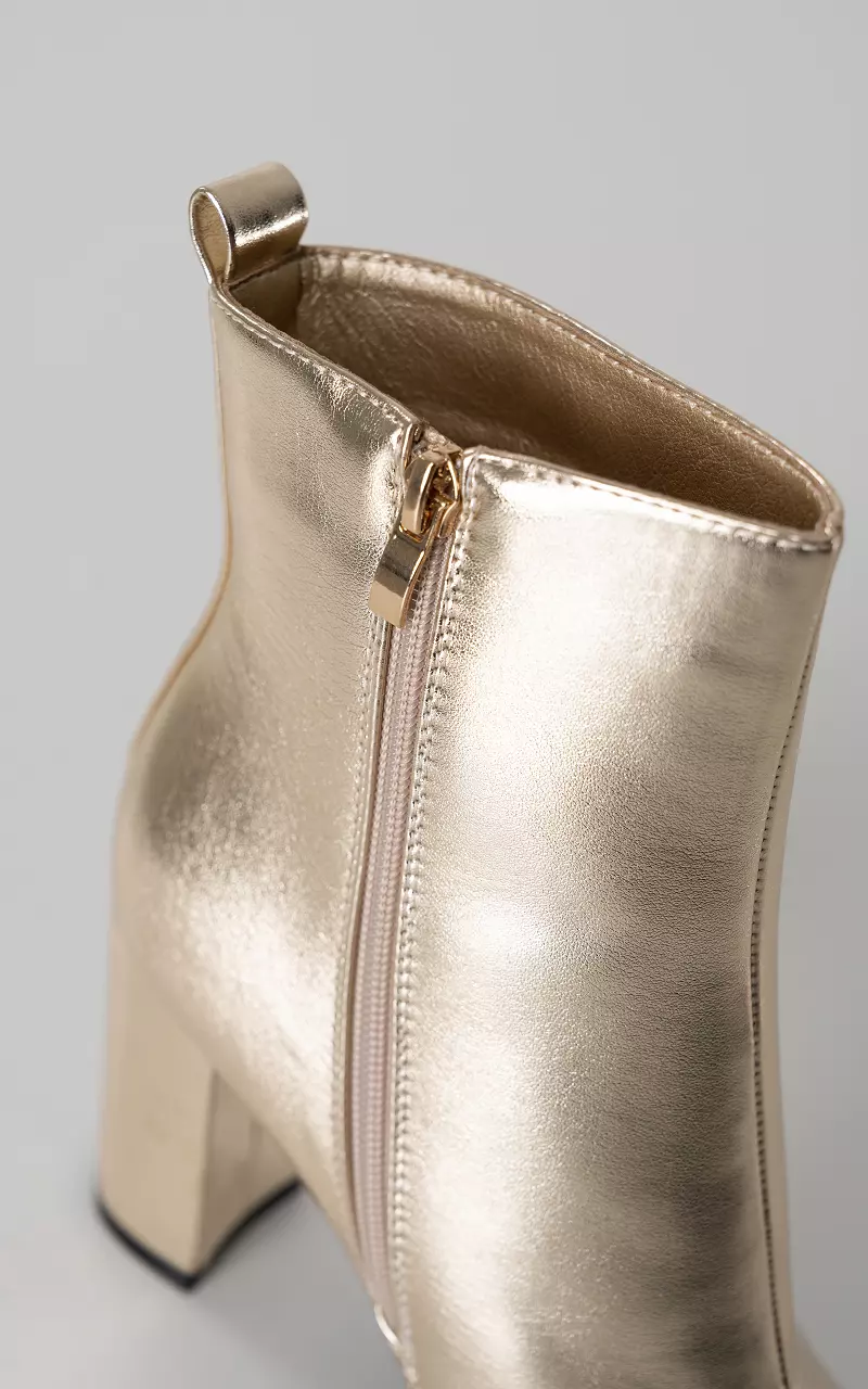 Ankle boots with pointed noses Gold