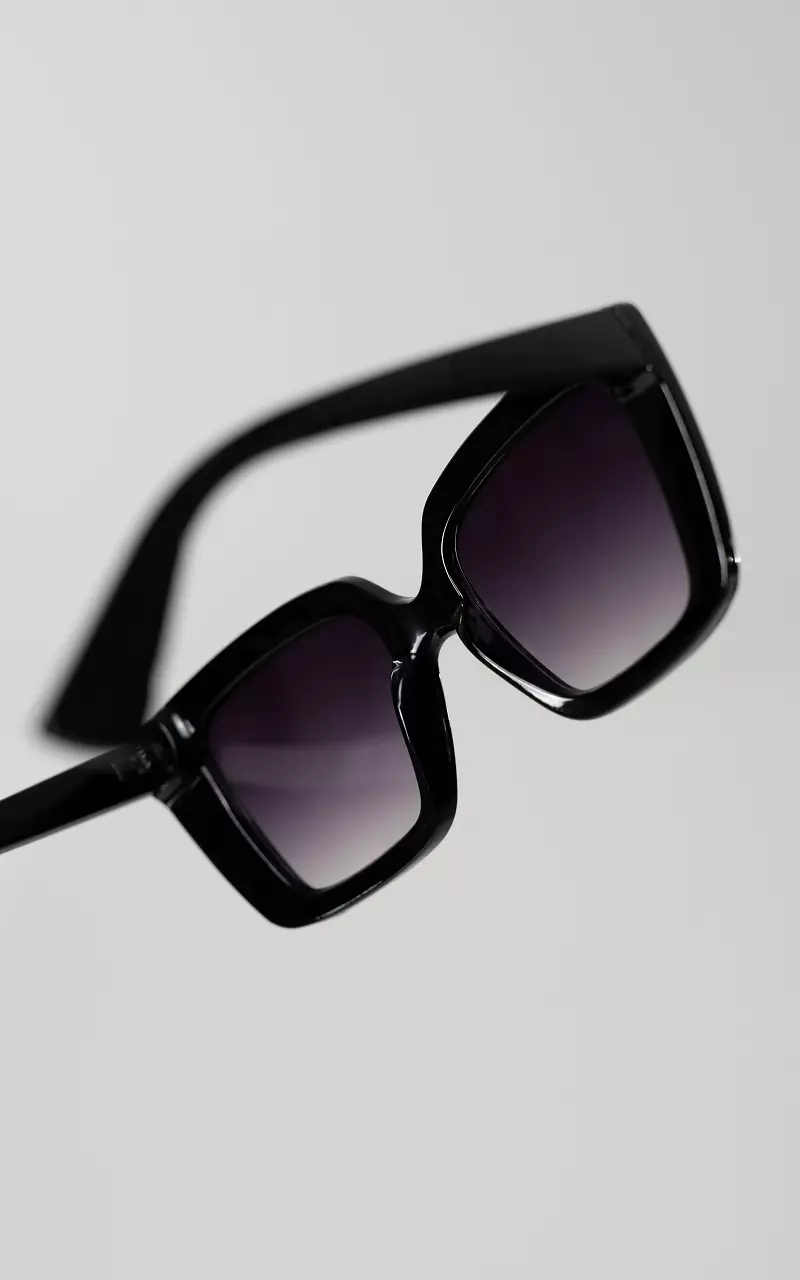 Square model sunglasses Black