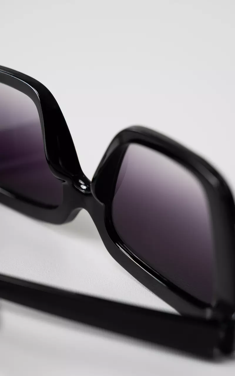 Square model sunglasses Black