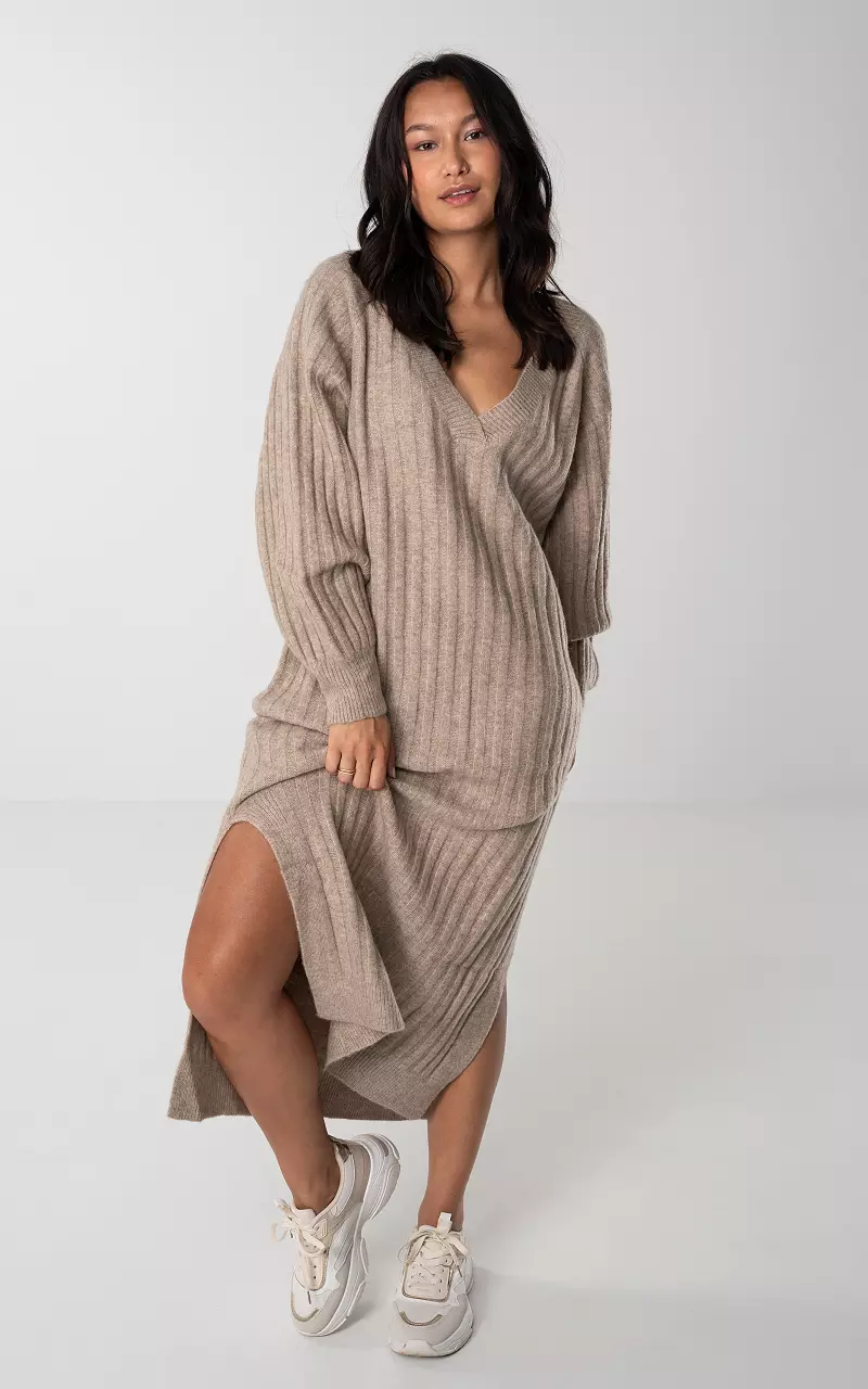 Knitted maxi dress with v-neck Taupe