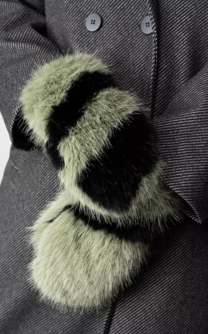 Faux fur mittens with cord Green Black