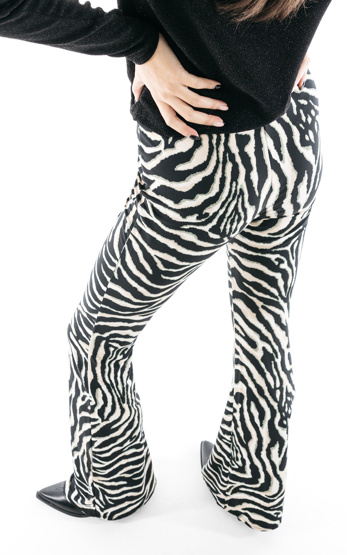 Kameraad droog paar Flared broek met zebraprint - Zwart Creme | Guts & Gusto