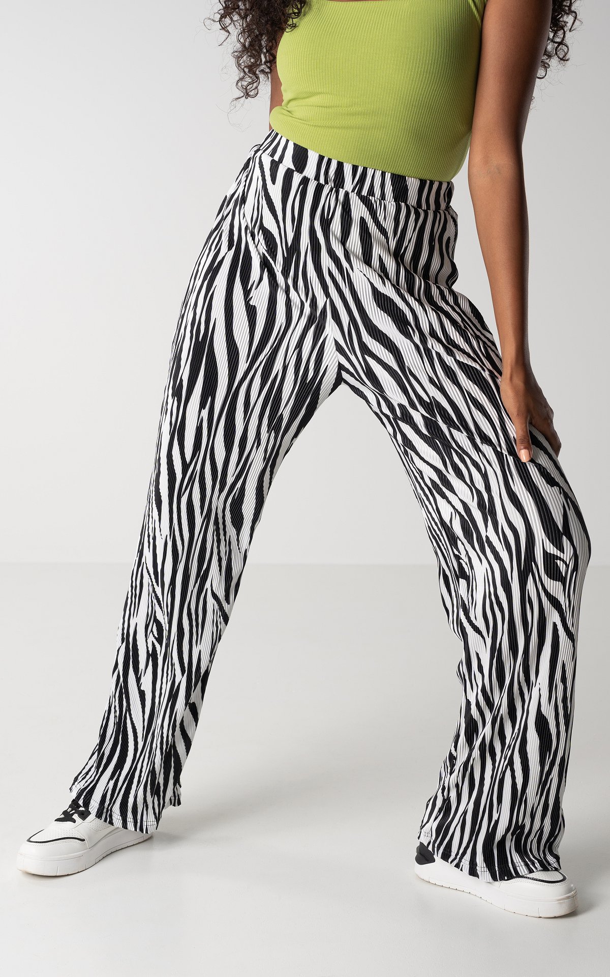 Straight Fit Plissee Hose Weiß Schwarz Guts & Gusto