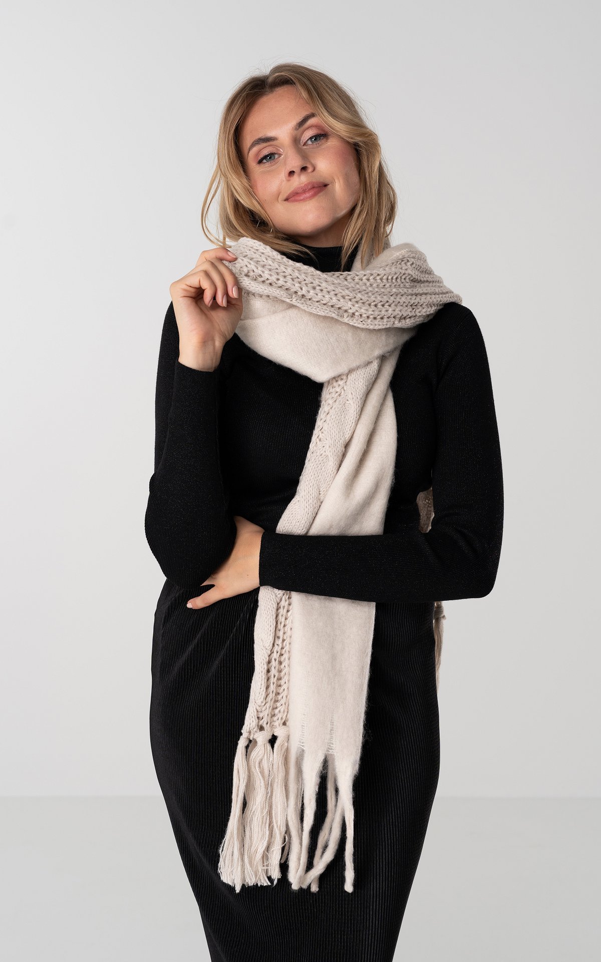 Scarf with fringes - Beige | Guts & Gusto | GUTSGUSTO.COM