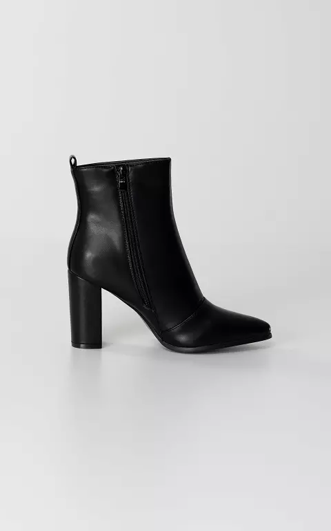 Ankle boots with pointed noses black