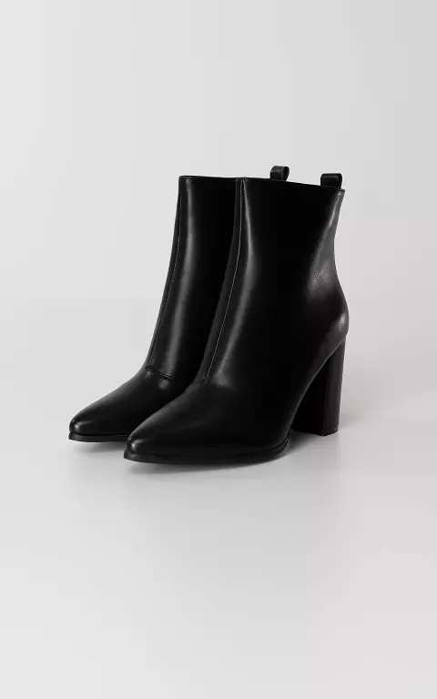 Ankle boots with pointed noses 