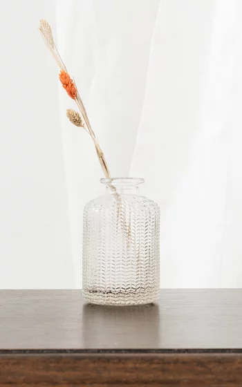 Glass vase with pattern 