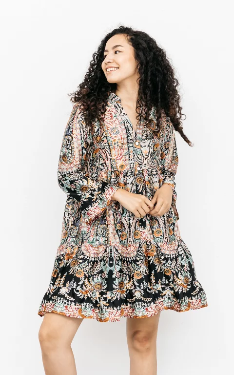 Patterned dress with a flowy fit 