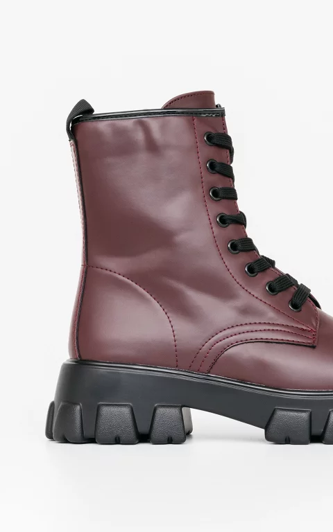 Lace-up boots with thick soles bordeaux