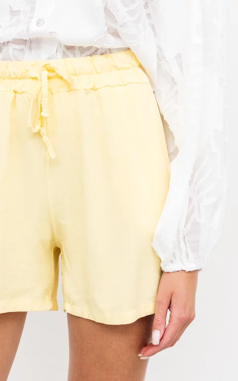 Shorts with pockets light yellow
