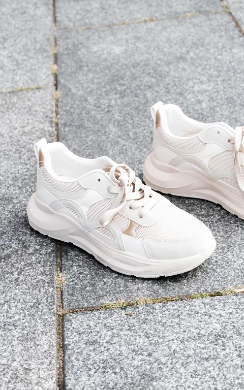 Lace-up sneakers with thick sole 