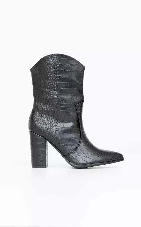 Ankle boots with pointed noses 